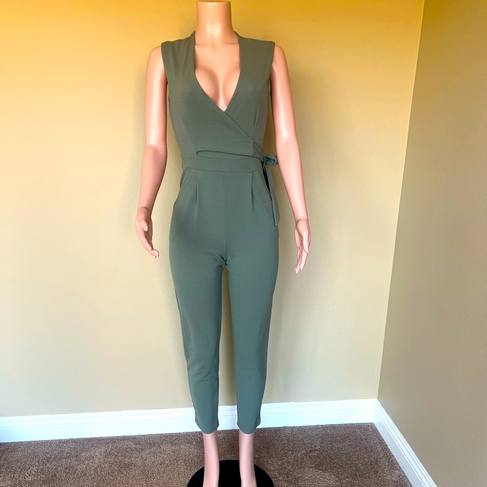 Elegant Olive Green Sleeveless Jumpsuit. Great Fit & Stretch. Size 6.